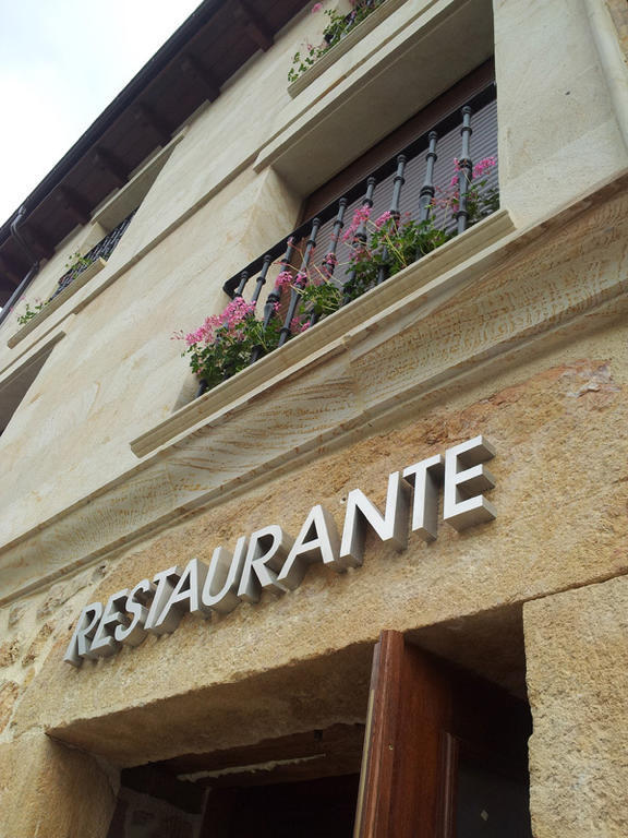 Hostal Restaurante La Muralla Oña Buitenkant foto