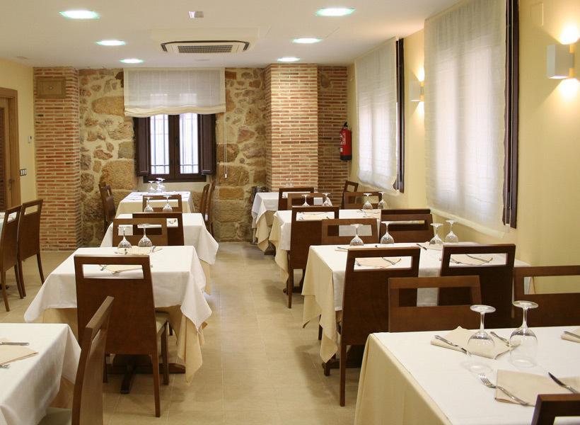 Hostal Restaurante La Muralla Oña Buitenkant foto