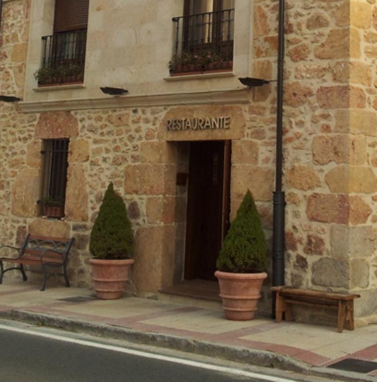 Hostal Restaurante La Muralla Oña Buitenkant foto