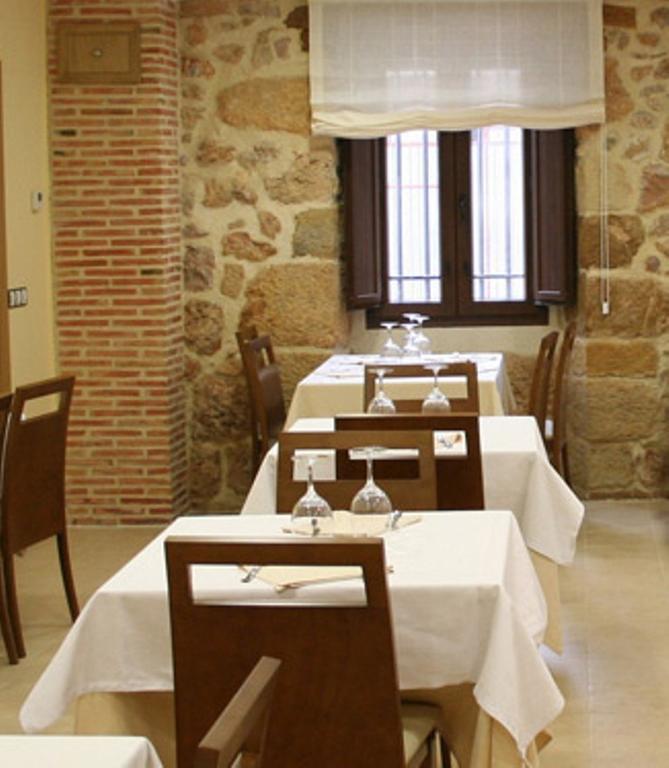 Hostal Restaurante La Muralla Oña Buitenkant foto